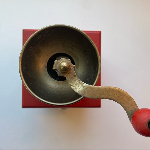Vintage metal/wood coffee grinder. - Picture 3 of 6